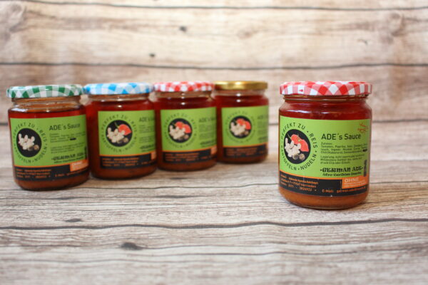 Paprika, viele Gewürze und natürlich Chili – dazu zum Konservieren Sonnenblumenöl. So lecker können natürliche Inhaltsstoffe sein. Das Öl können ist sehr delikat und so können Sie es auch weiterverwenden für weitere Speisen.