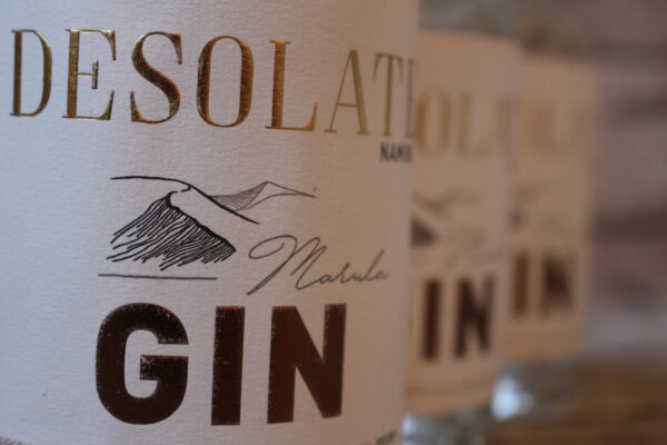 Der Desolate-Gin wird in Handarbeit und handsignierten Chargen hergestellt.