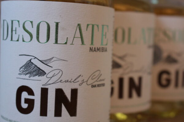 Der Desolate-Gin wird in Handarbeit und handsignierten Chargen hergestellt.