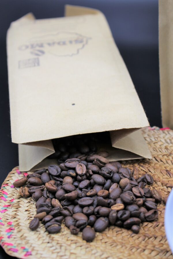 Vom Verkauf jedes Paketes dieses Kaffee fließen 2,00 Euro direkt in die Bildungs-Projekte des Vereins!