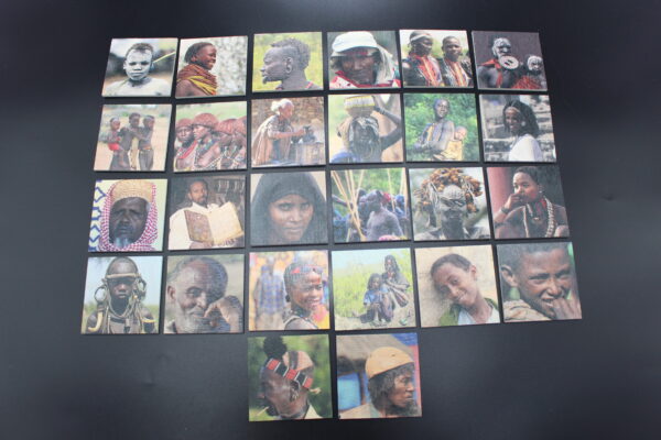 Ein Bild aller Motive des Memo-Spiels aus Holz mit Gesichtern aus Äthiopien.