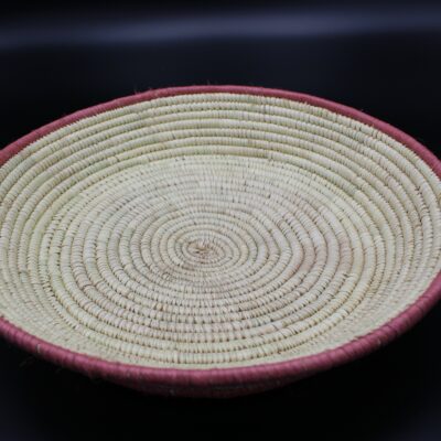 Diese Schale mit seinem Durchmesser von rund 30 Zentimetern entstand in Handarbeit im Umland des äthiopischen Aksum.